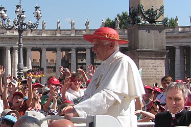 Papst Benedikt XVI. bei der Ministrantenwallfahrt nach Rom im Jahre 2010