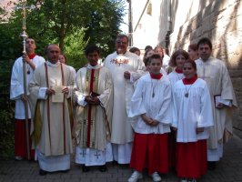 Die Priester und die Ministranten vor dem Festgottesdienst