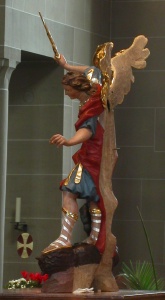 Die frisch restaurierte barocke Michaelsfigur