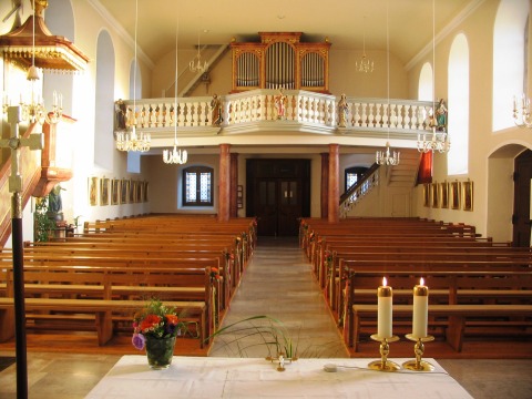 Blick vom Chorraum in die Kirche
